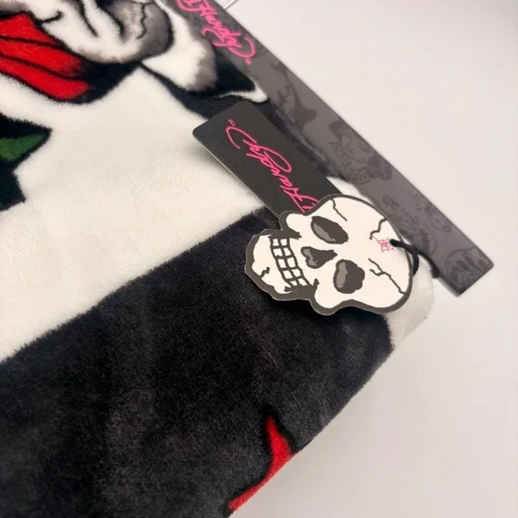 Ed Hardy Printed Oversized Throw Blanket Skulls Cowboy Hat Checkered Red Stars - Picture 6 of 6